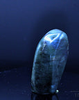 Strahlender Labradorite, Heilstein für meditative Ruhe, bunte glänzende Form.