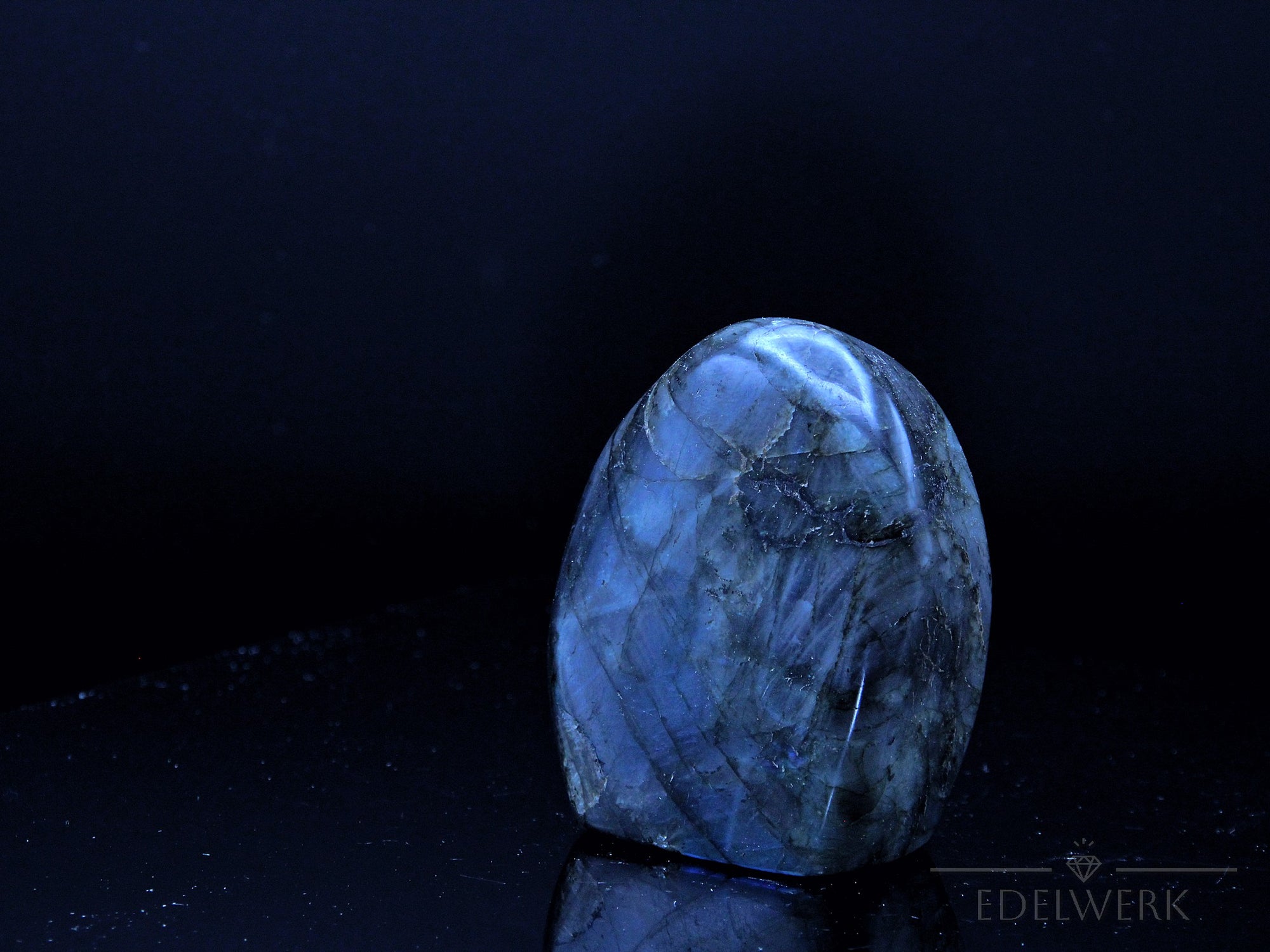 Klarer Labradorite, fördert spirituelle Balance, bunte glänzende Kristalle.