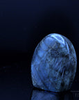 Klarer Labradorite, fördert spirituelle Balance, bunte glänzende Kristalle.