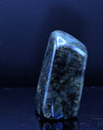 Natürlicher Labradorite, Heilstein für meditative Balance, bunte Oberfläche.