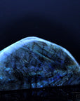 Strahlender Labradorite, Heilstein für meditative Kraft, bunte glänzende Form.