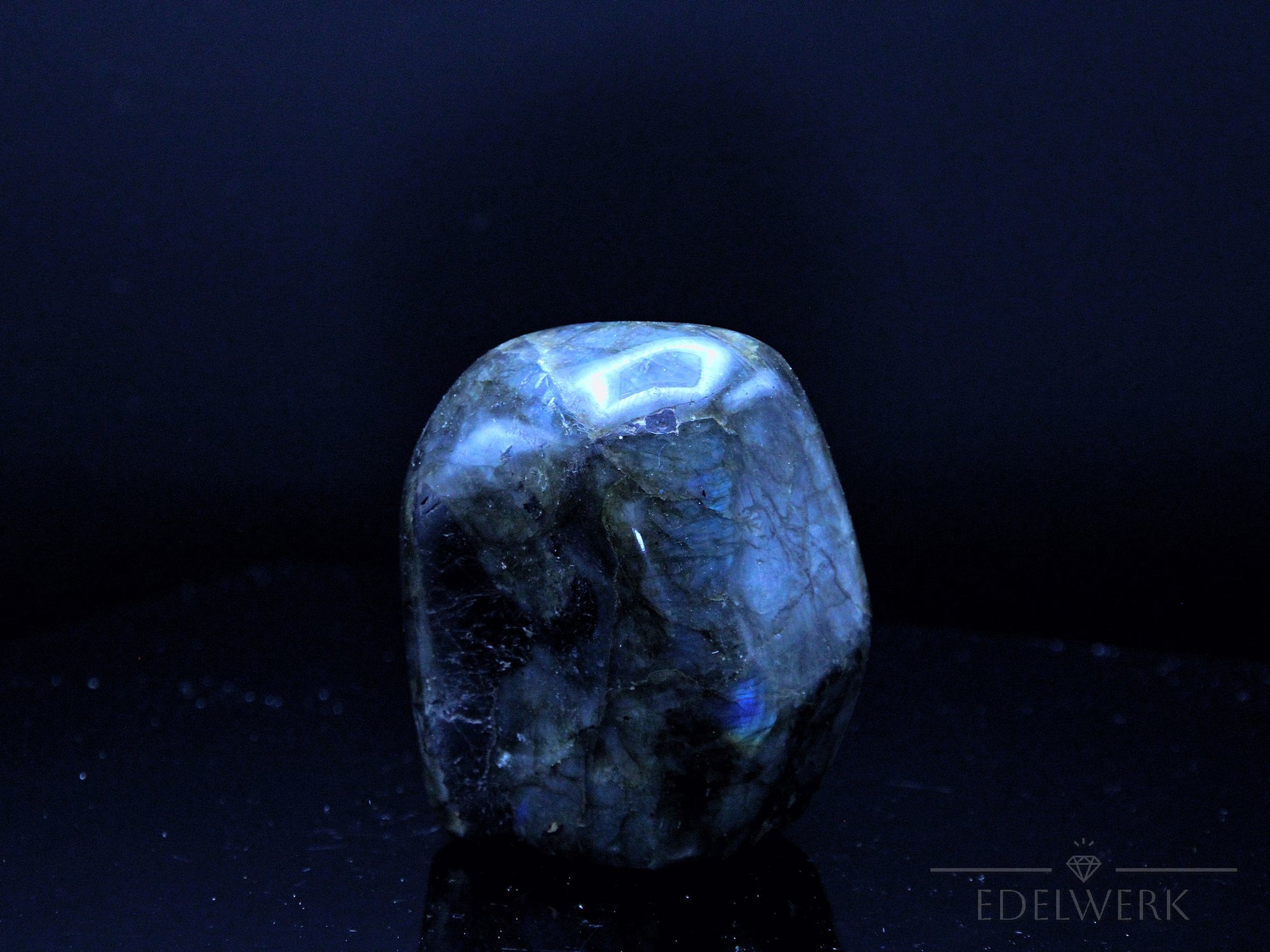Labradorite Heilstein, fördert spirituelle Energie, bunte Kristallstruktur.