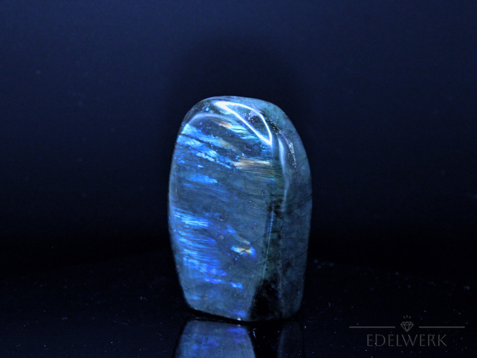 Strahlender Labradorite, fördert spirituelle Meditation, bunte Kristallstruktur.