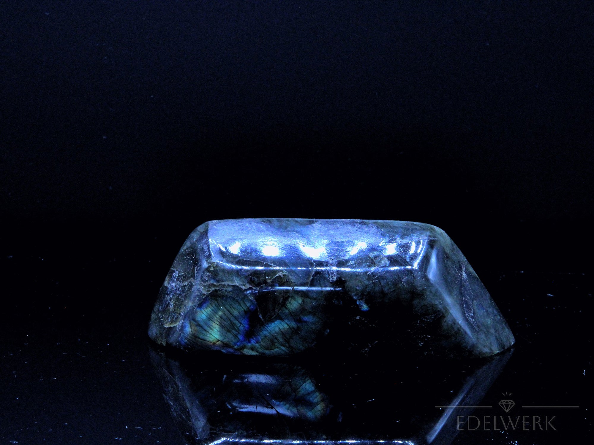 Labradorite Heilstein, Heilstein für spirituelle Energie, bunte glänzende Form.