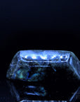 Labradorite Heilstein, Heilstein für spirituelle Energie, bunte glänzende Form.