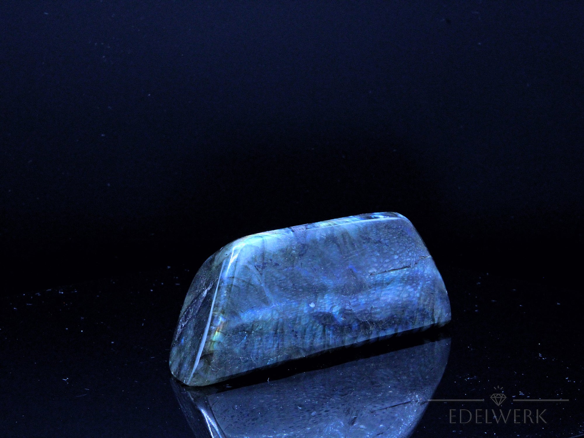 Labradorite Heilstein, fördert klare Kraft, bunte Kristallstruktur.