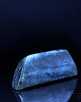 Labradorite Heilstein, fördert klare Kraft, bunte Kristallstruktur.
