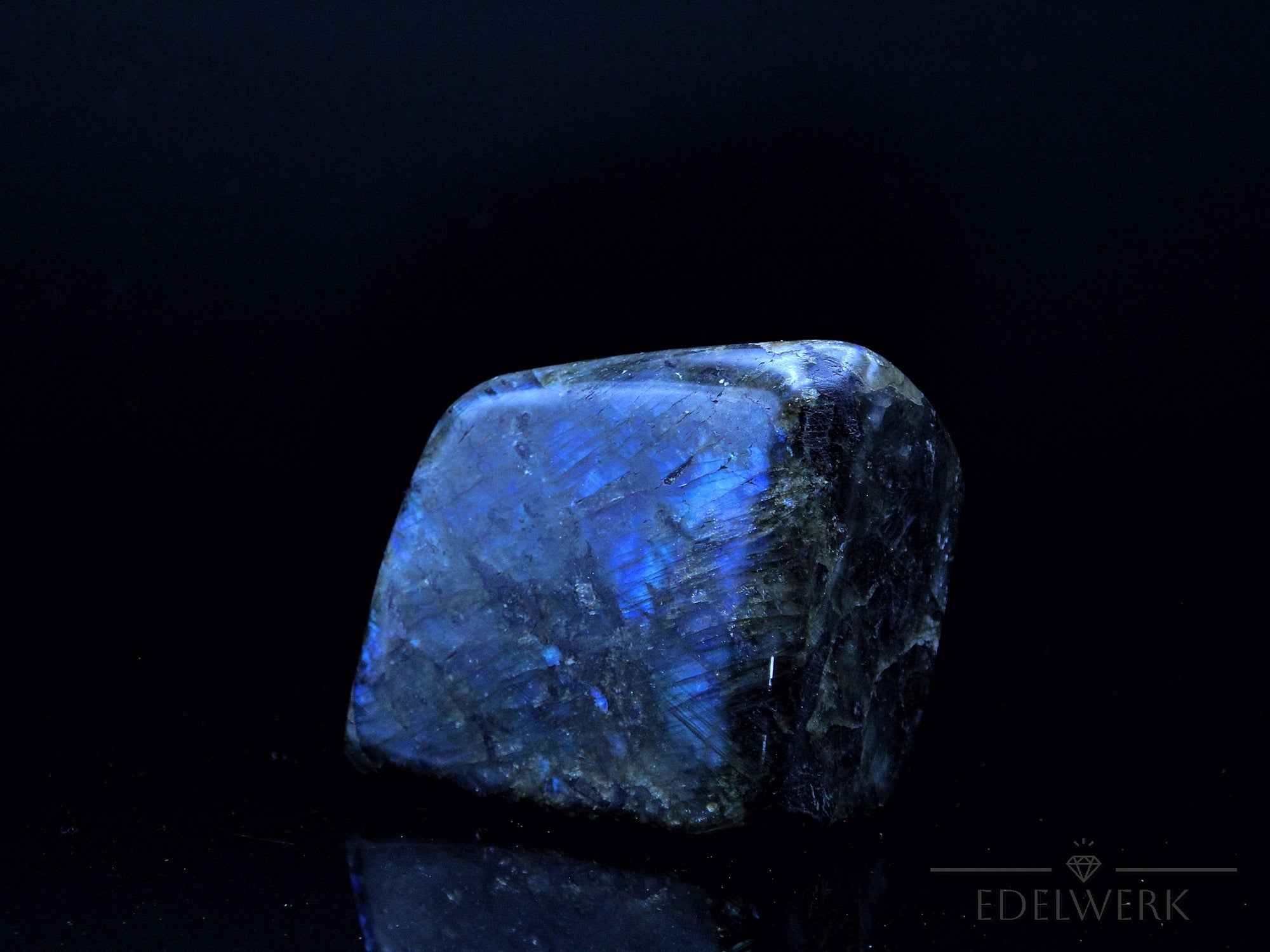 Labradorite Kristall, Heilstein für spirituelle Klarheit, bunte glänzende Struktur.