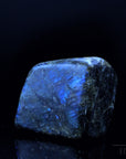 Labradorite Kristall, Heilstein für spirituelle Klarheit, bunte glänzende Struktur.