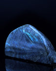 Strahlender Labradorite, fördert spirituelle Harmonie, bunte Kristallstruktur.