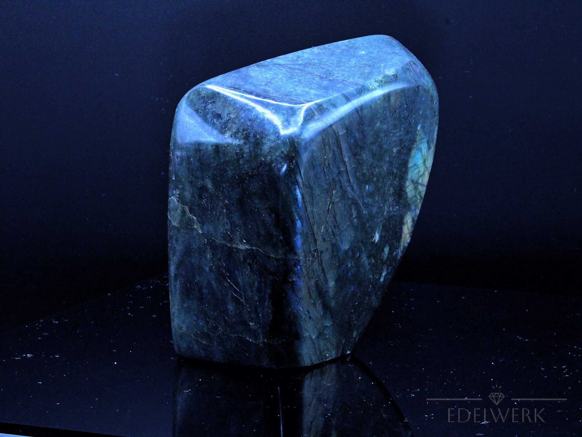 Strahlender Labradorite, Heilstein für spirituelle Energie, bunte glänzende Form.