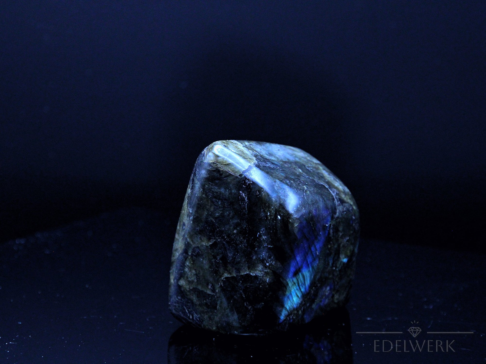 Labradorite Kristall, fördert meditative Ruhe, schimmernde bunte Oberfläche.