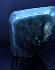 Natürlicher Labradorite, fördert meditative Entspannung, ungeschliffene bunte Struktur.