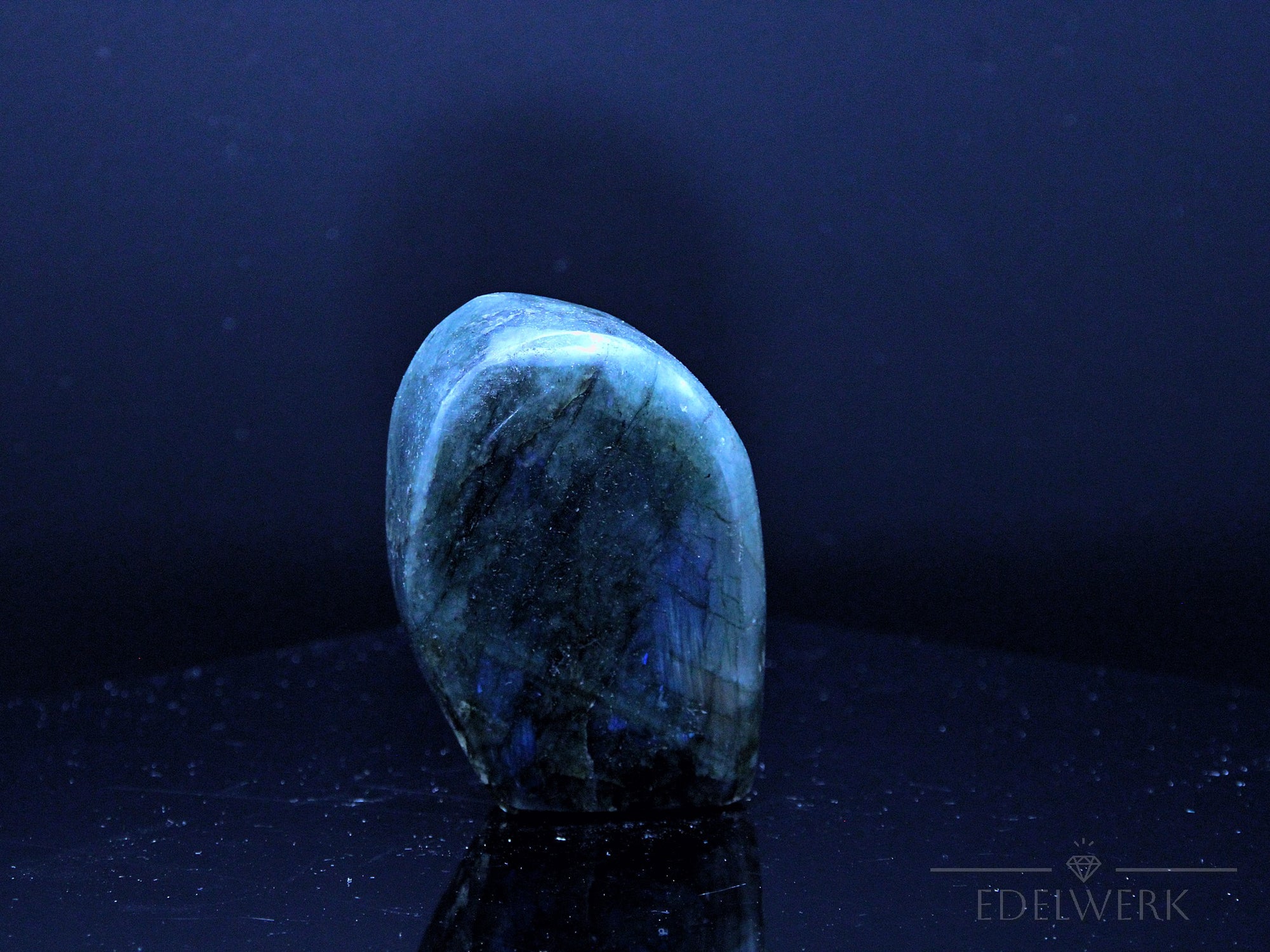 Labradorite Heilstein, Heilstein für spirituelle Harmonie, bunte glänzende Form.