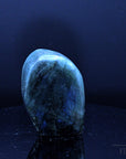 Labradorite Heilstein, Heilstein für spirituelle Harmonie, bunte glänzende Form.