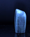 Labradorite Kristall, fördert meditative Harmonie, schimmernde bunte Oberfläche.