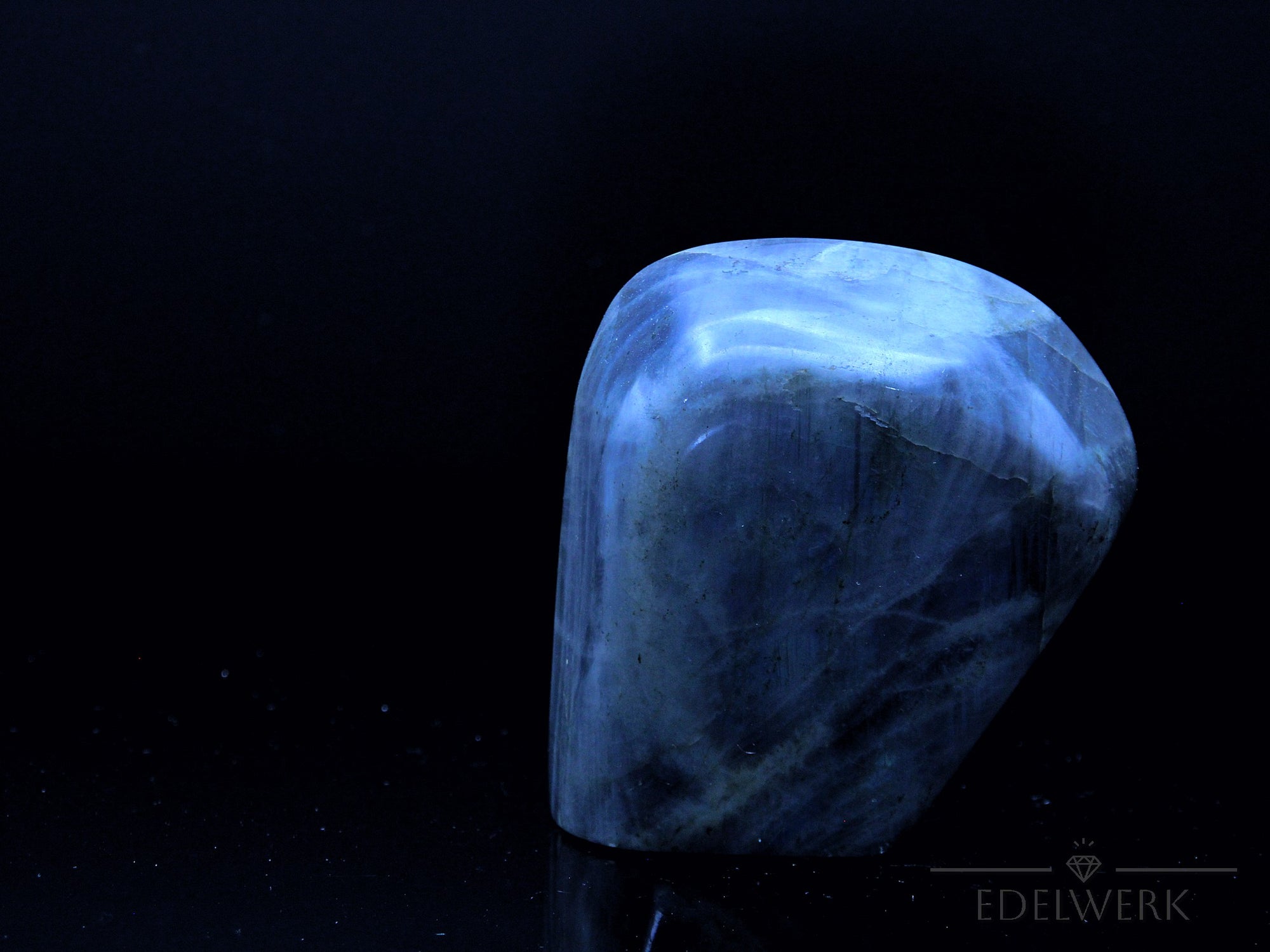 Labradorite Kristall, Heilstein für klare Energie, bunte Kristallform.