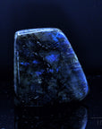 Strahlender Labradorite, Heilstein für spirituelle Entspannung, bunte glänzende Form.