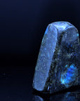 Labradorite Kristall, fördert spirituelle Ruhe, schimmernde bunte Oberfläche.