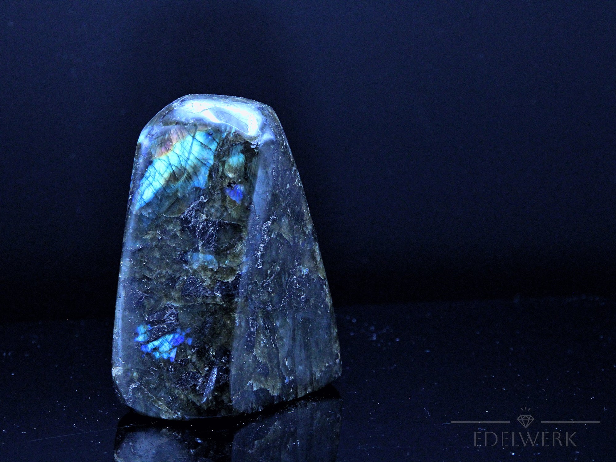 Klarer Labradorite, Heilstein für spirituelle Kraft, bunte glänzende Struktur.