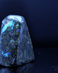 Klarer Labradorite, Heilstein für spirituelle Kraft, bunte glänzende Struktur.