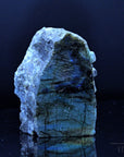 Labradorite Kristall, Heilstein für klare Energie, bunte Kristallform.