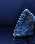 Strahlender Labradorite, fördert meditative Ruhe, bunte Kristallstruktur.
