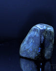 Labradorite Kristall, fördert spirituelle Harmonie, bunte Kristalloberfläche.