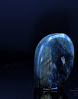 Natürlicher Labradorite, fördert spirituelle Harmonie, ungeschliffene bunte Struktur.