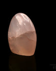Strahlender Rosenquarz, fördert spirituelle Klarheit, rosa Kristalloberfläche.