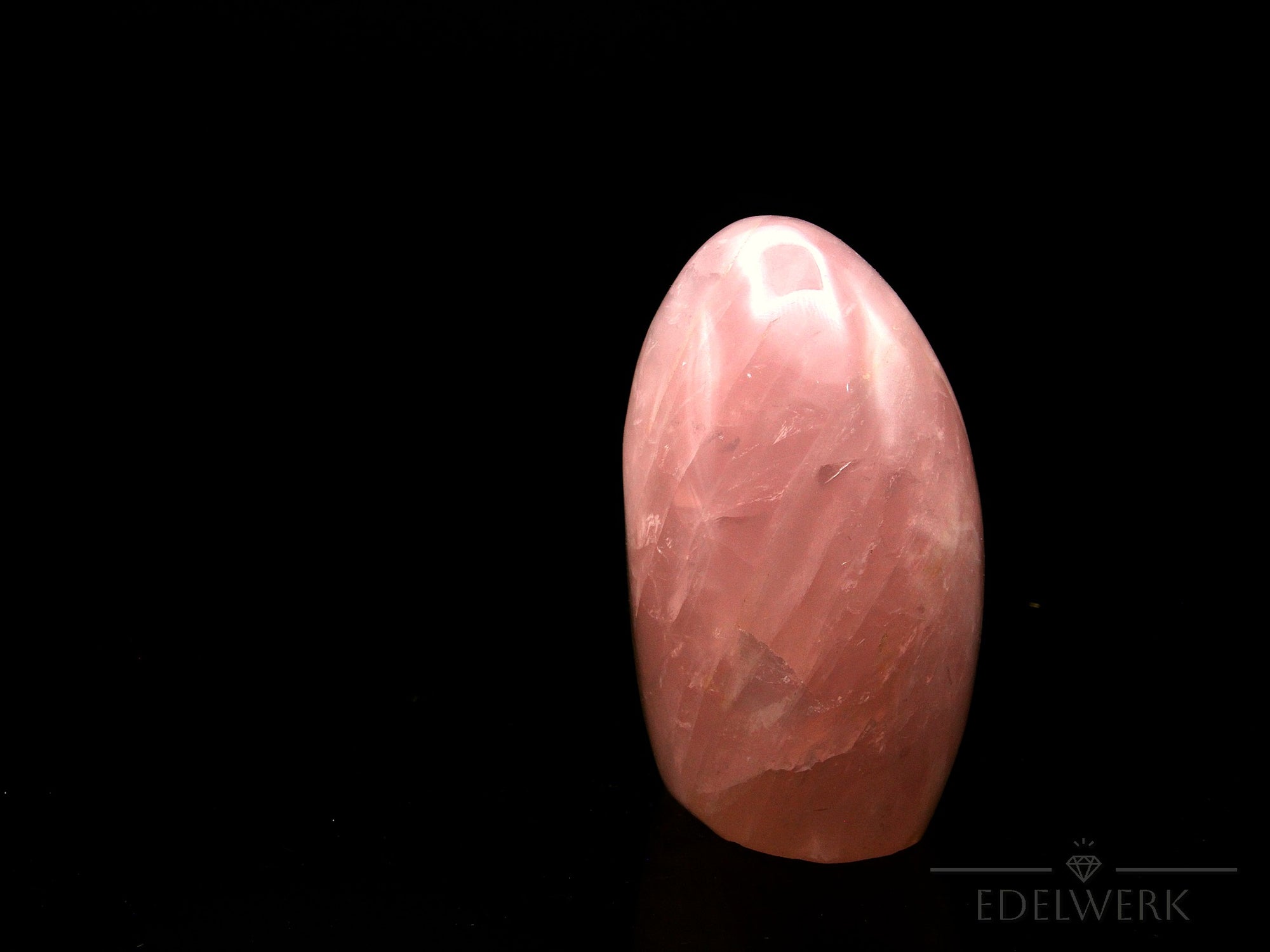 Klarer Rosenquarz, fördert energetische Klarheit, rosa natürliche Form.