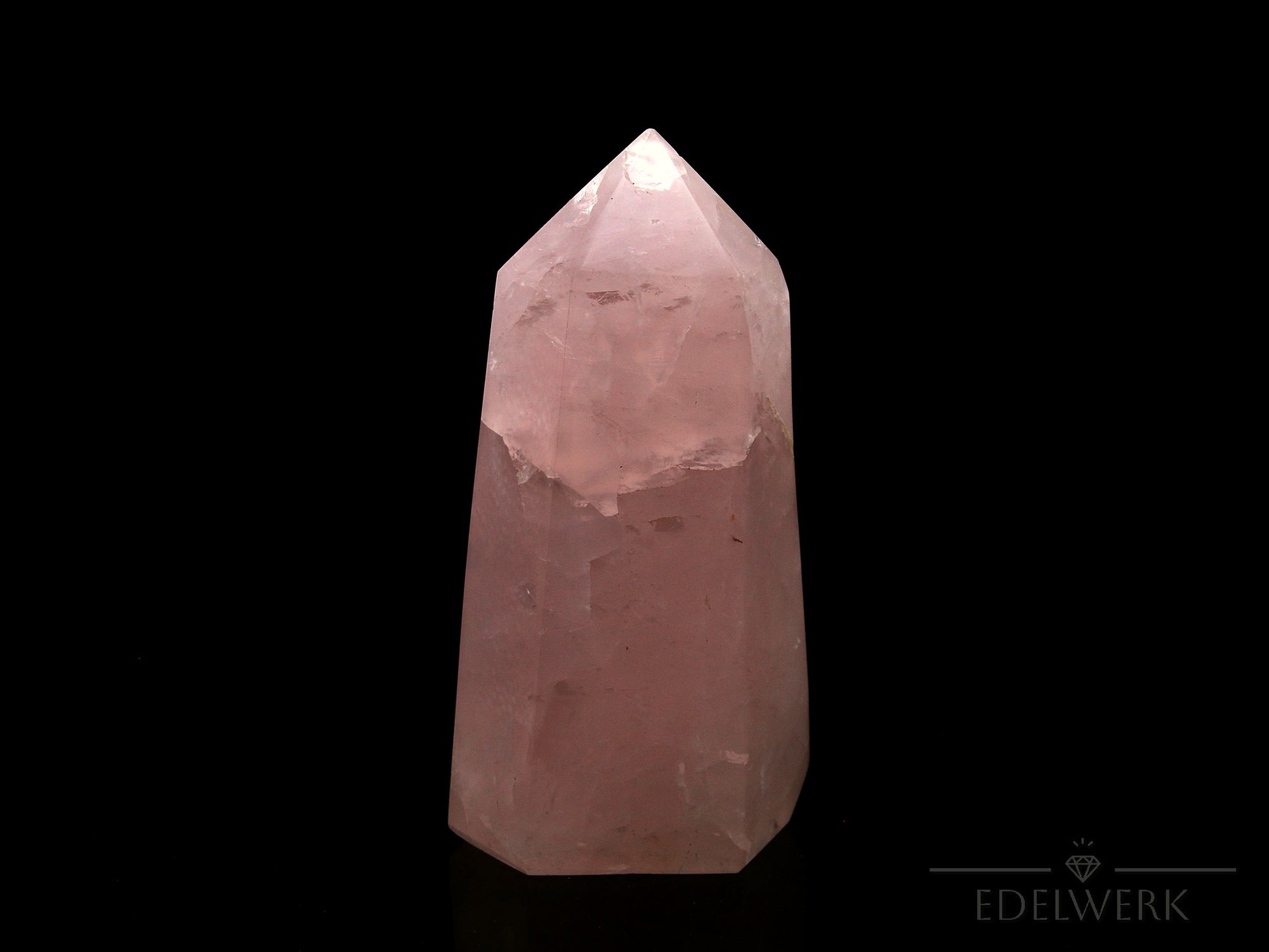 Natürlicher Rosenquarz, fördert klare Intuition, rosa glänzende Struktur.