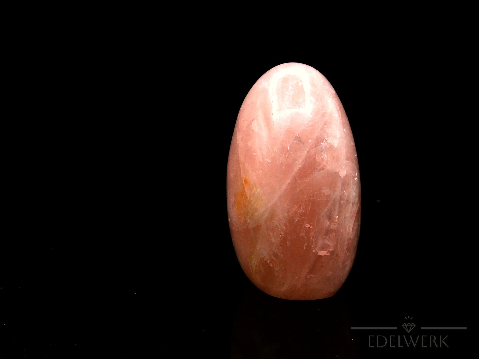 Rosenquarz Heilstein, fördert spirituelle Balance, rosa Kristalloberfläche.
