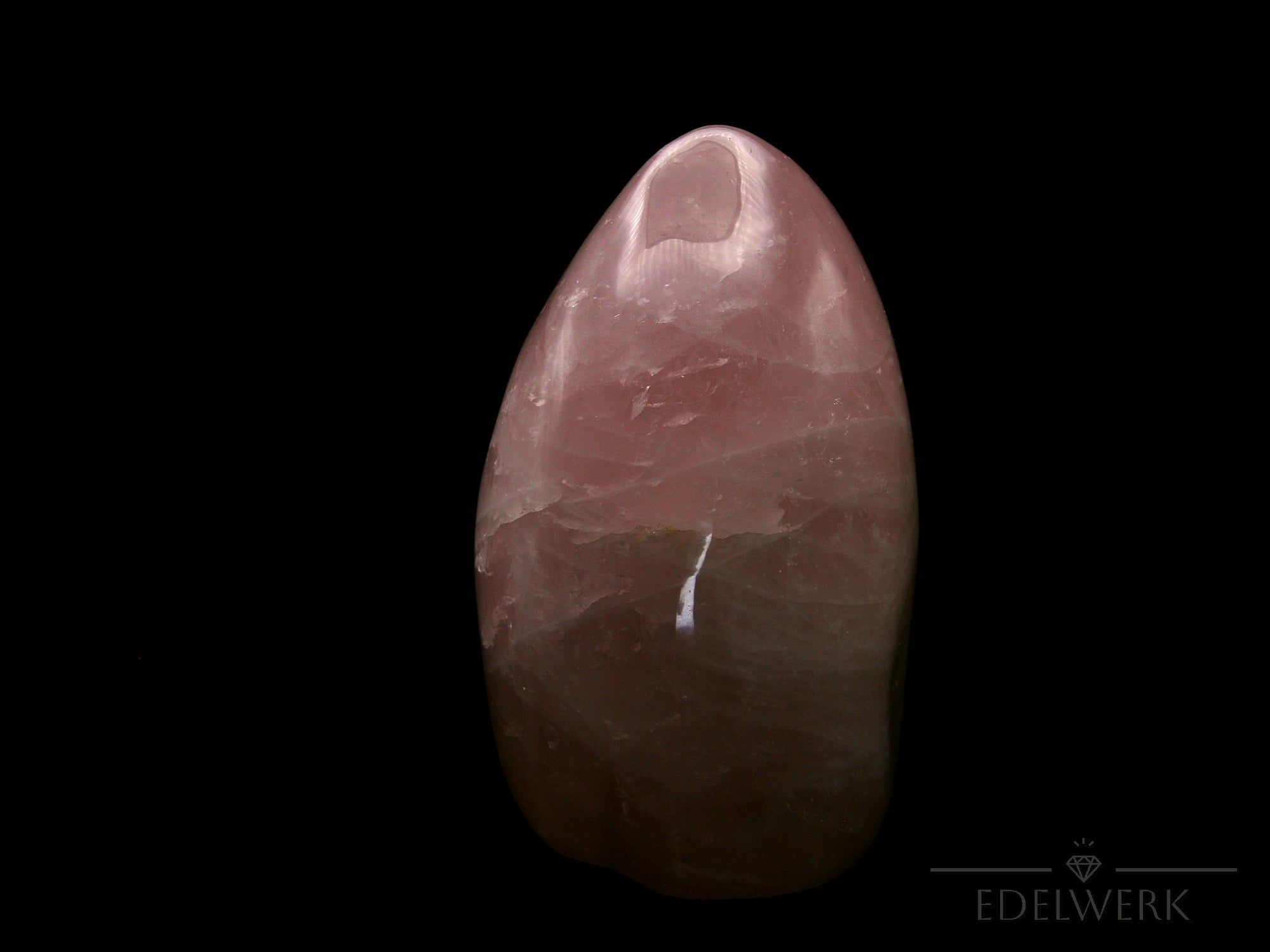 Natürlicher Rosenquarz, fördert intuitive Energie, rosa glänzende Struktur.