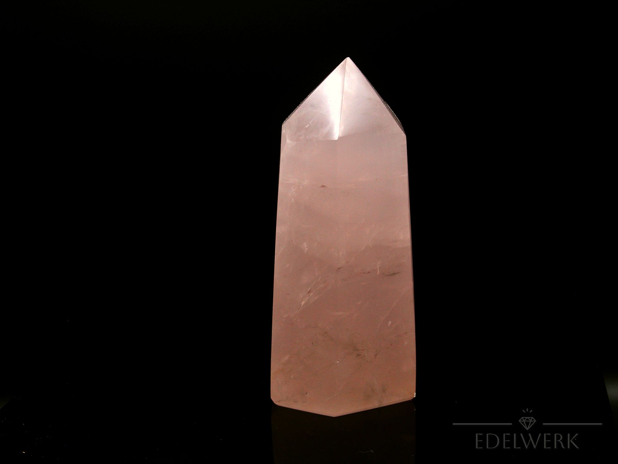 Klarer Rosenquarz, fördert spirituelle Klarheit, rosa natürliche Form.