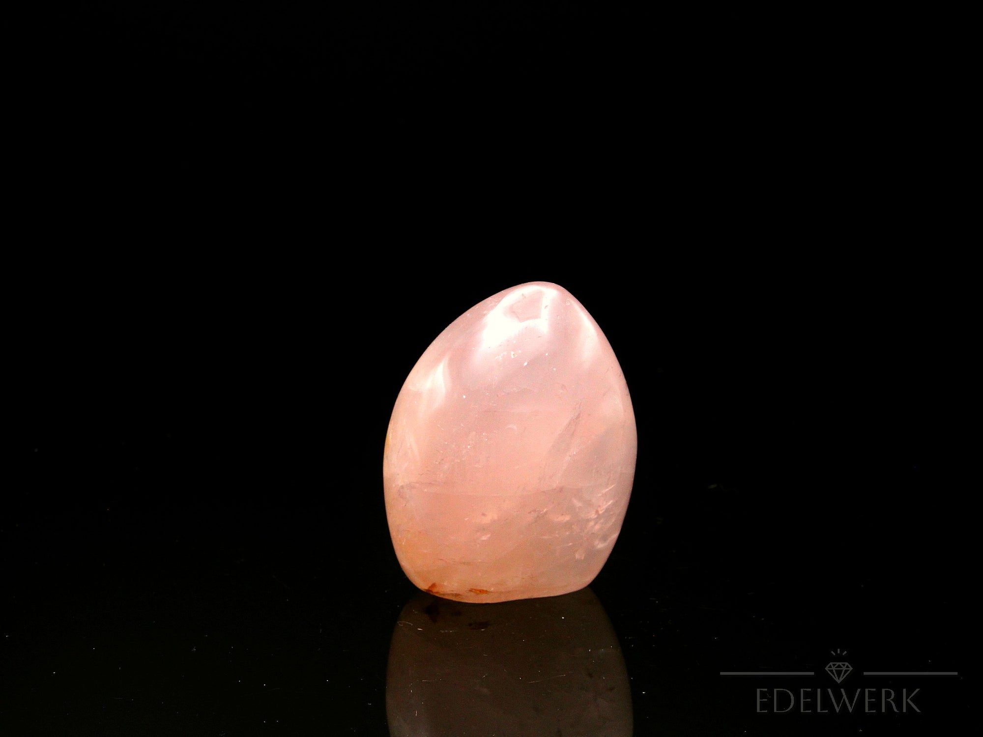 Klarer Rosenquarz, Heilstein für energetische Klarheit, rosa Kristalloberfläche.