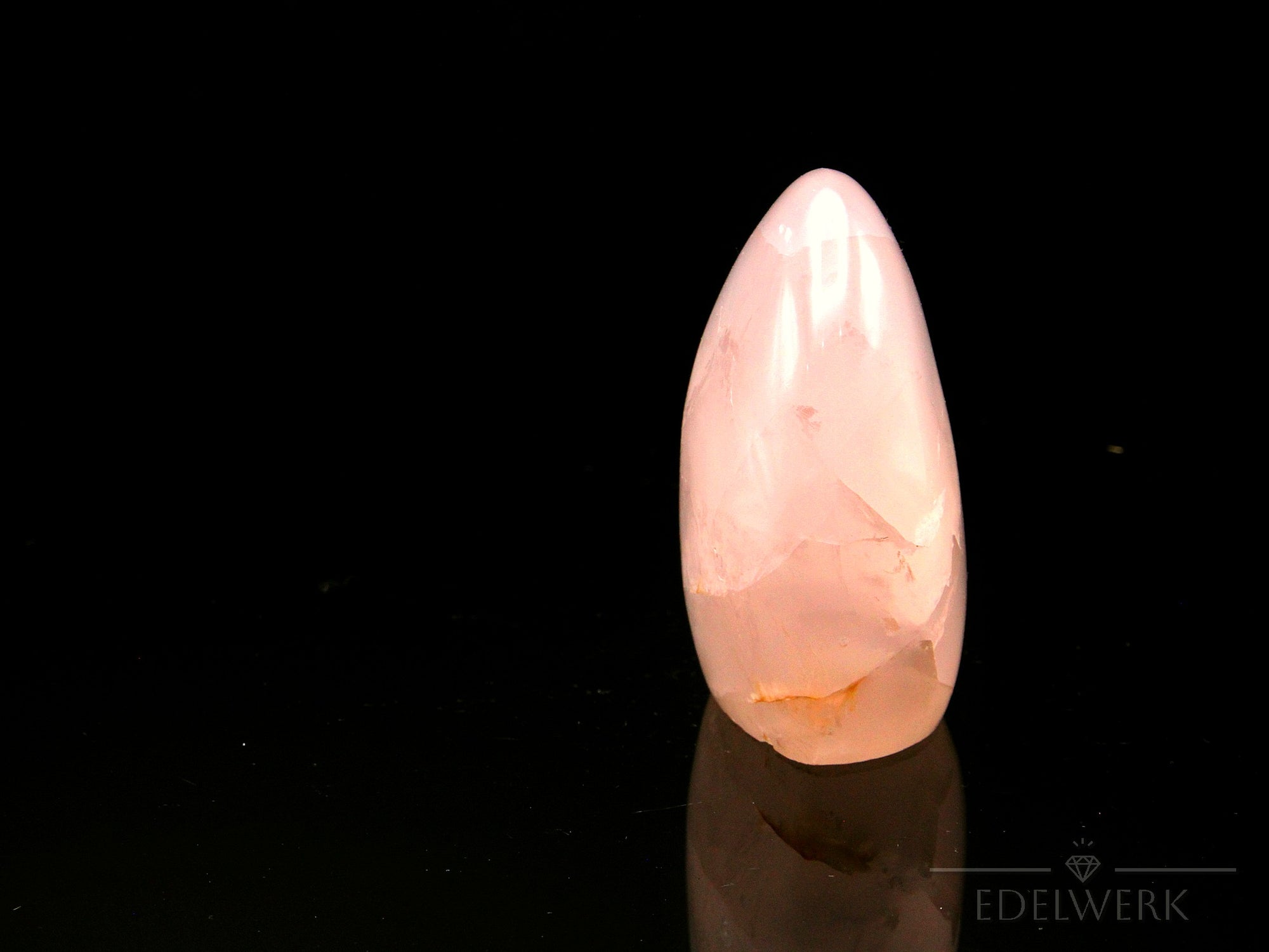 Klarer Rosenquarz, Heilstein für spirituelle Ausgeglichenheit, rosa glänzende Struktur.