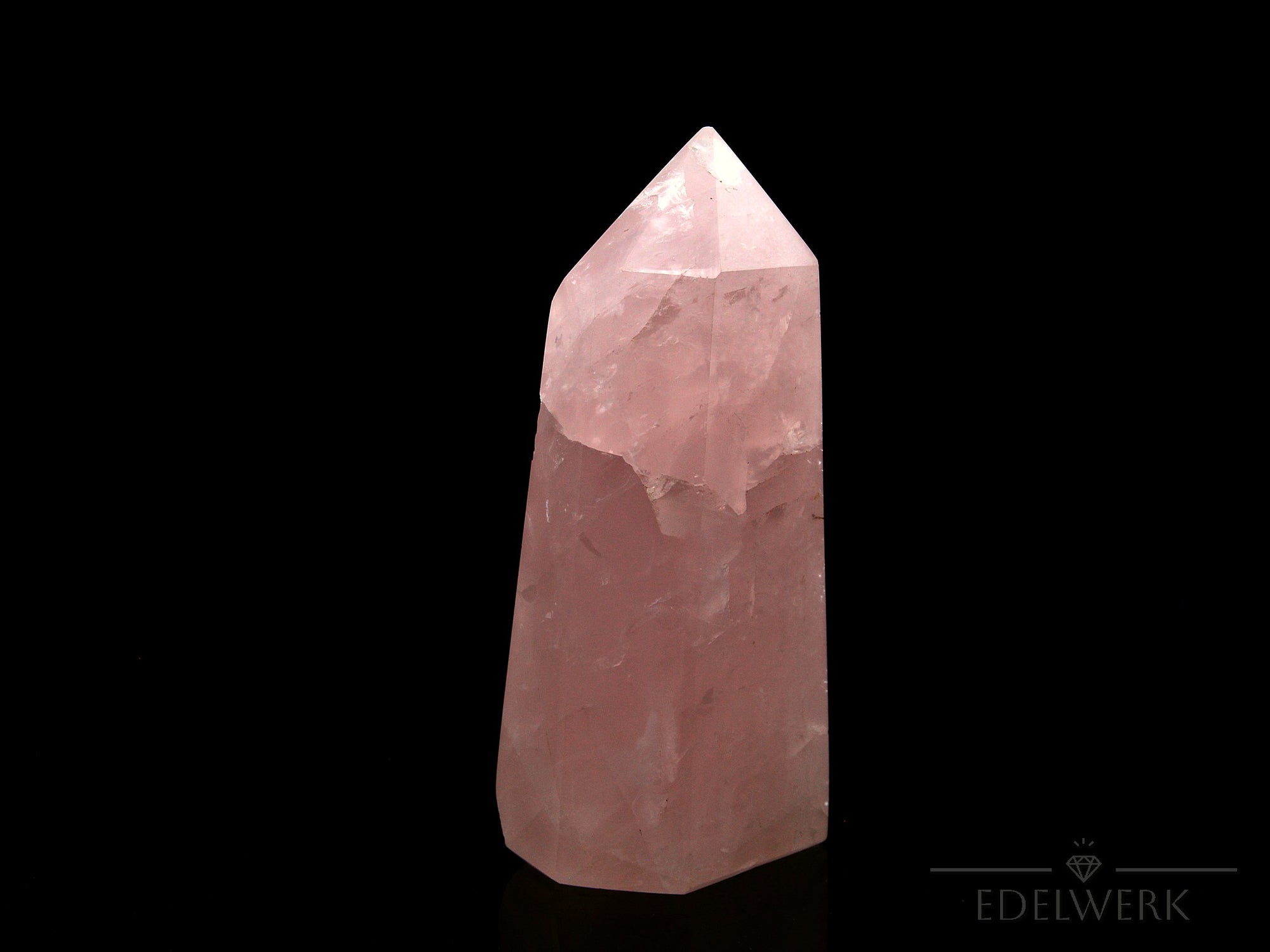 Rosenquarz Heilstein, Heilstein für meditative Entspannung, rosa glänzende Form.