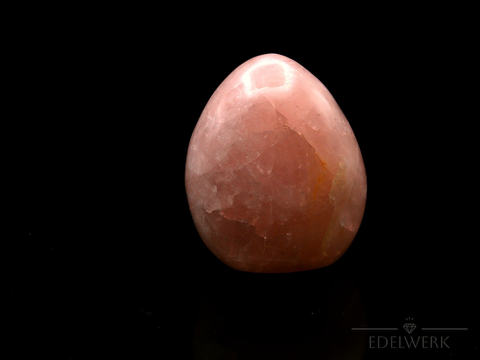 Strahlender Rosenquarz, Heilstein für meditative Praxis, rosa glänzende Form.