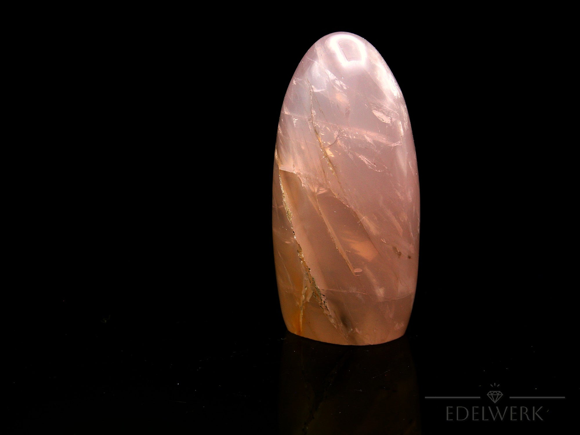 Klarer Rosenquarz, fördert spirituelle Balance, rosa glänzende Kristalle.