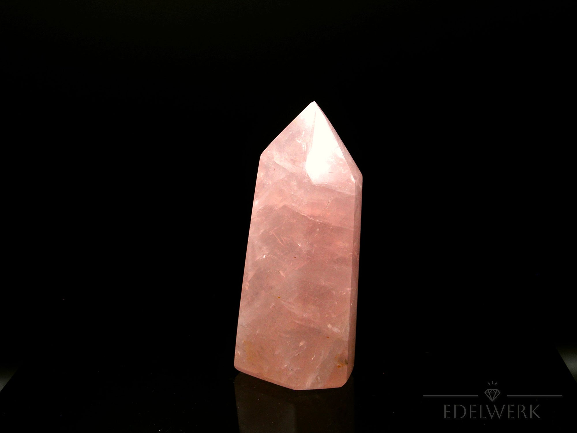 Strahlender Rosenquarz, Heilstein für spirituelle Entspannung, rosa glänzende Form.