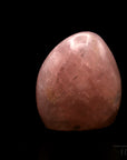 Klarer Rosenquarz, fördert spirituelle Harmonie, rosa glänzende Kristalle.