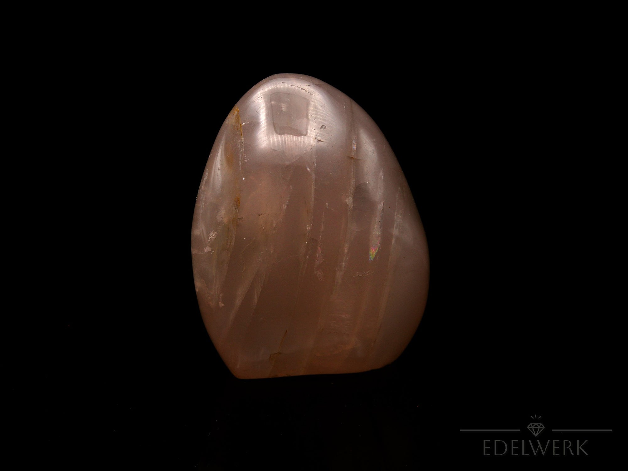 Strahlender Rosenquarz, fördert herzliche Energie, rosa Kristallstruktur.