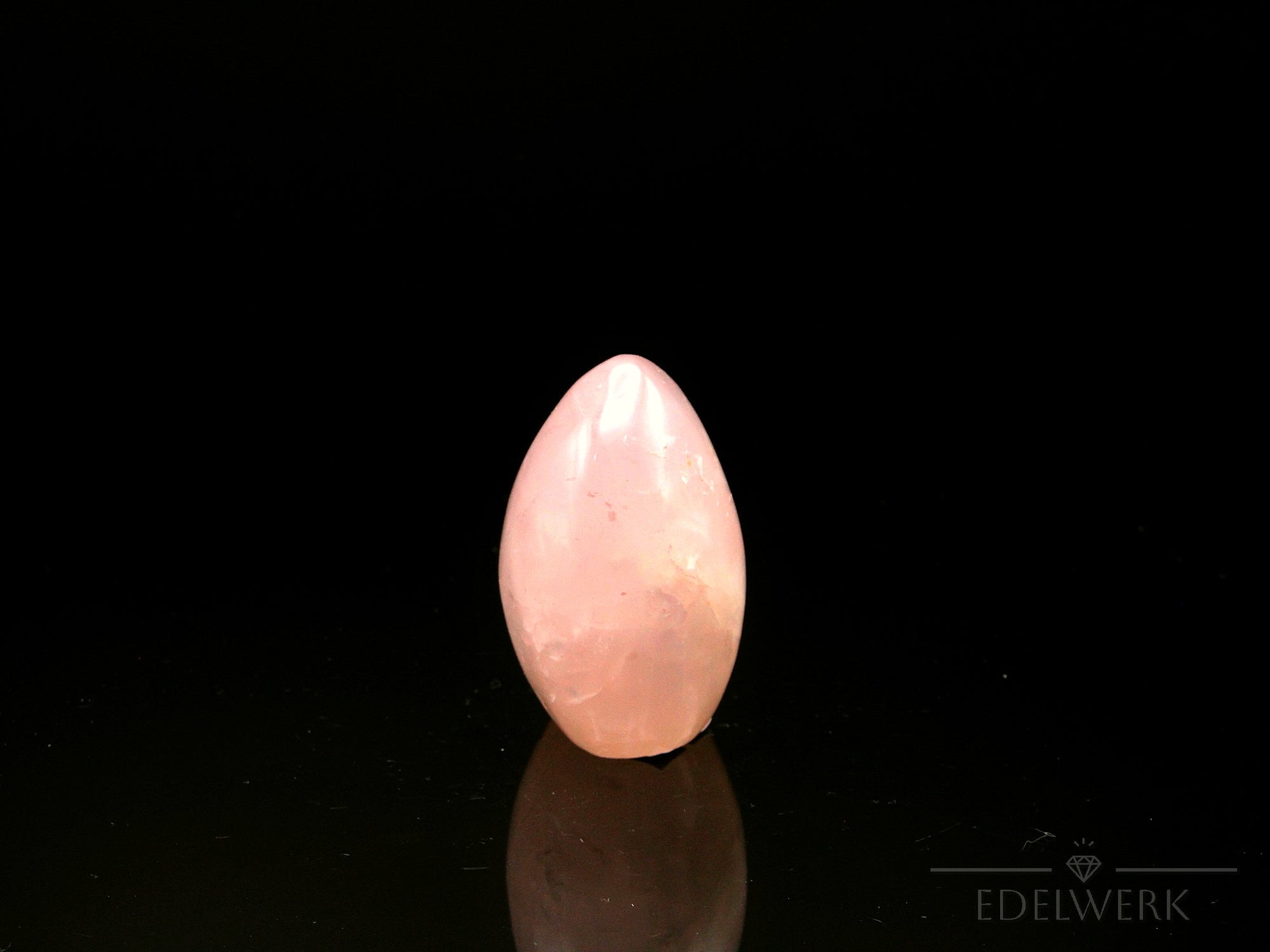Klarer Rosenquarz, Heilstein für meditative Harmonie, durchsichtige rosa Struktur.