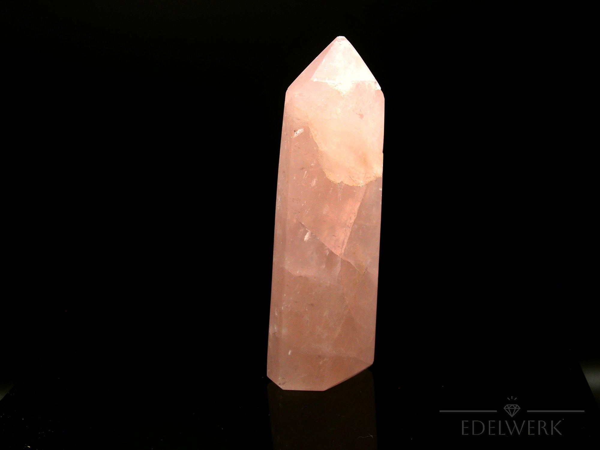 Strahlender Rosenquarz, Heilstein für klare Entspannung, rosa glänzende Form.