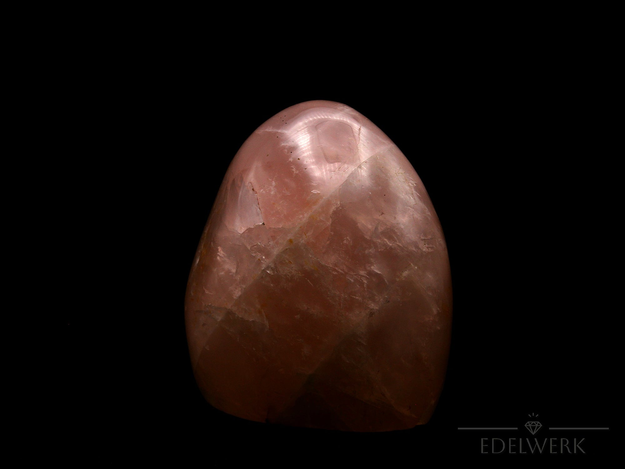 Strahlender Rosenquarz, fördert meditative Balance, rosa natürliche Struktur.