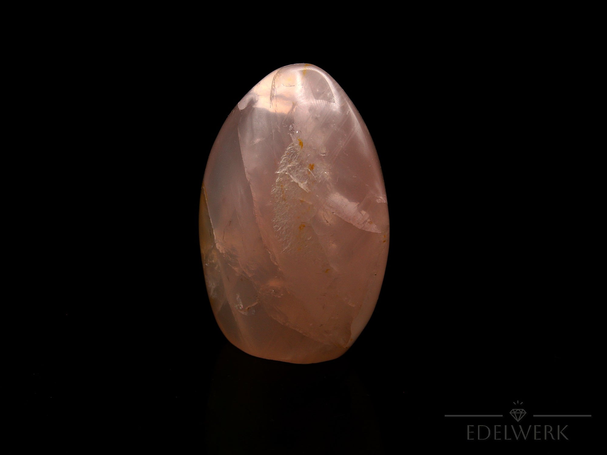 Strahlender Rosenquarz, fördert spirituelle Liebe, rosa Kristalloberfläche.