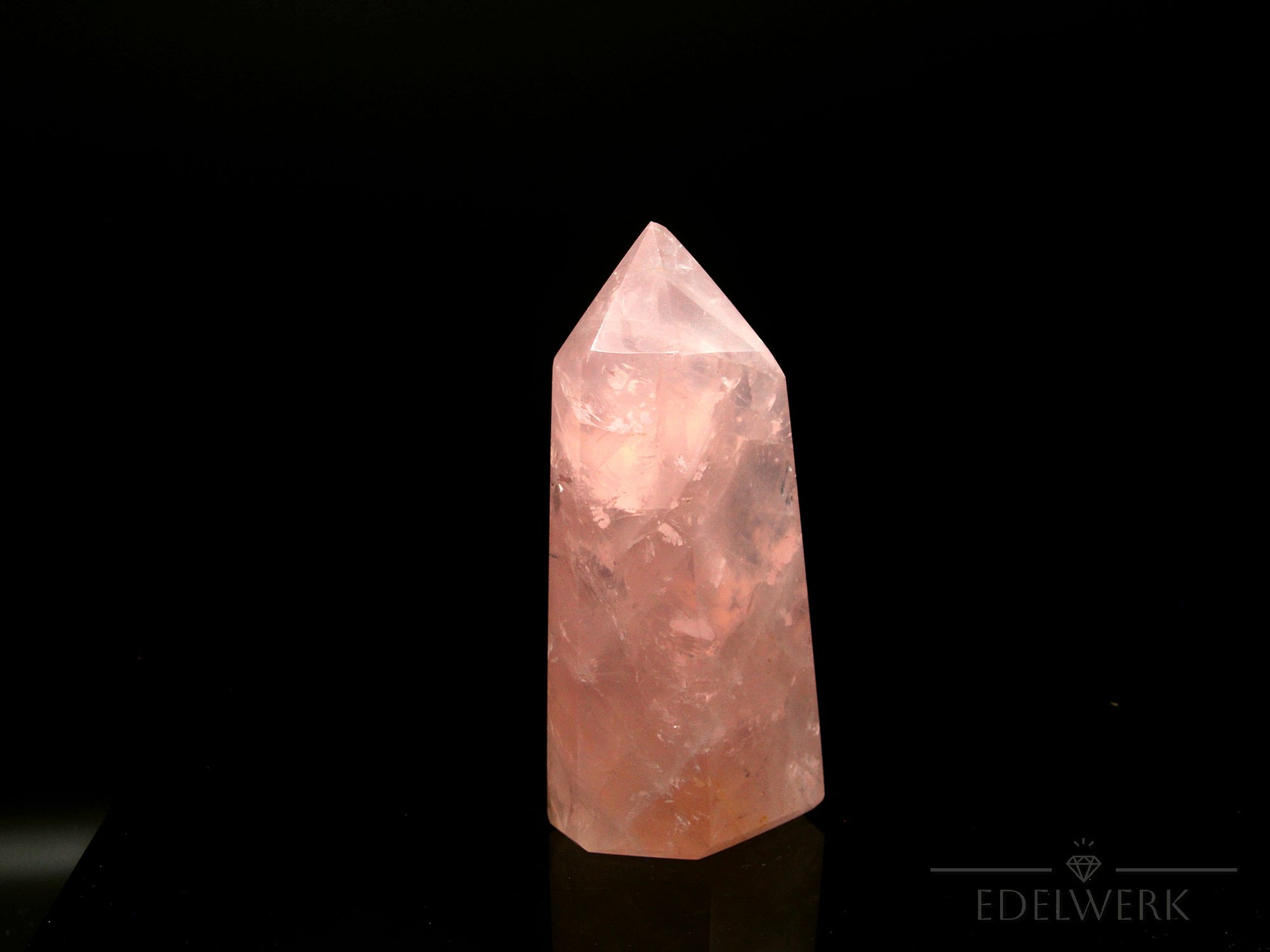 Rosenquarz Heilstein, Heilstein für klare Energie, rosa glänzende Form.