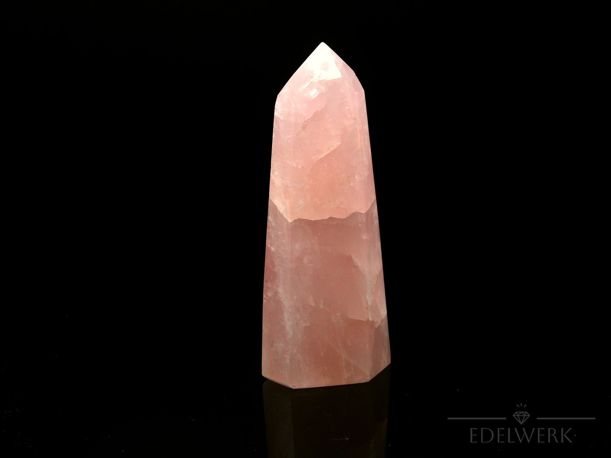 Strahlender Rosenquarz, Heilstein für klare Entspannung, rosa glänzende Form.