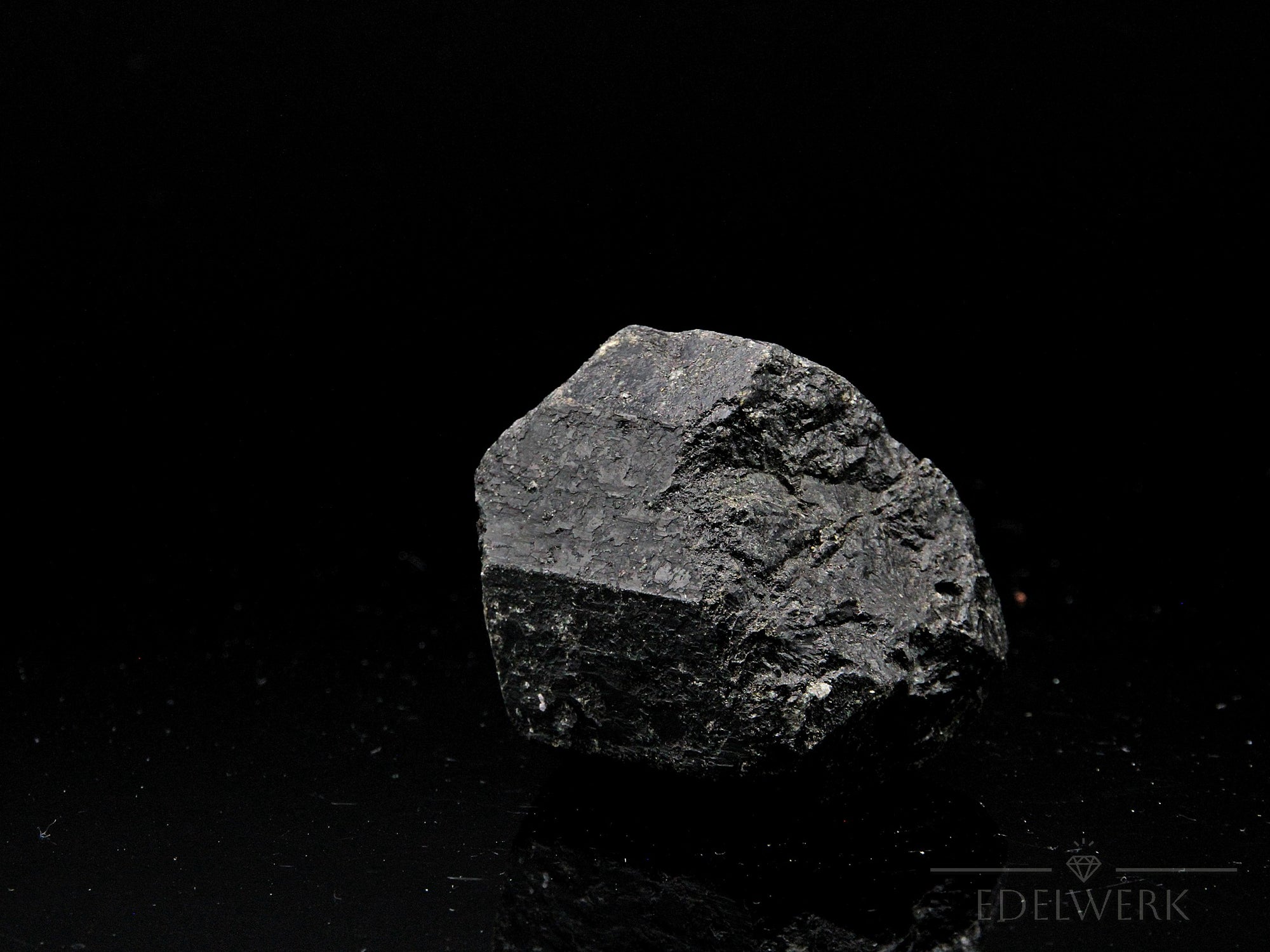 Schwarzer Turmalin Heilstein, fördert meditative Harmonie, schwarze Kristallstruktur.